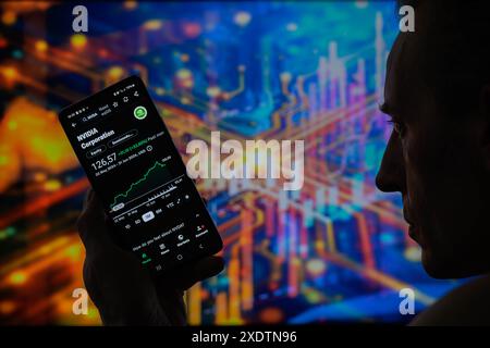 Bruxelles, Belgio. 23 giugno 2024. Il mercato azionario NVIDIA viene visualizzato su uno smartphone, in questa immagine. Presa a Bruxelles, Belgio. Il 23 giugno 2024. (Jonathan RAA/Sipa USA) *** esclusivamente per notizie editoriali *** credito: SIPA USA/Alamy Live News Foto Stock