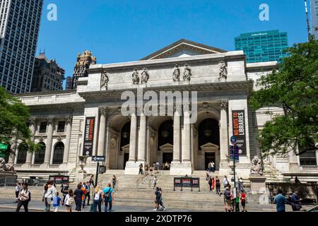 La New York Public Library è un punto di riferimento iconico sulla Fifth Avenue a New York City, 2024, USA Foto Stock