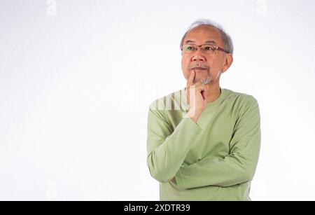 Ritratto asiatico capelli grigi con occhiali senior uomo faccia pensando a qualcosa studio shot Foto Stock