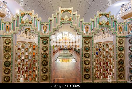 ROUBAIX, FRANCIA, 14 GIUGNO 2024 : interni decori Art Deco e sculture della piscina olimpica la piscine, costruita nel 1927 dai Lille archi Foto Stock