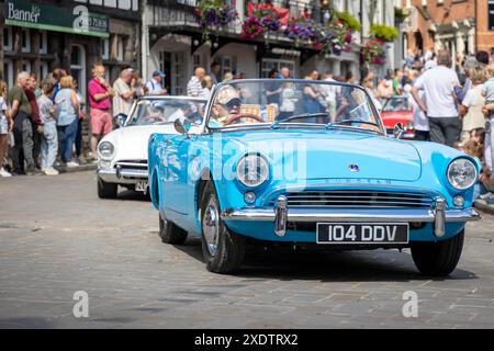 Villaggio di Lymm, Cheshire, Inghilterra   23 giugno 2024   il villaggio di Lymm aveva la sua cavalcata annuale di veicoli storici che percorrevano le sue strade. Il Drive si concluse nel May Queen Field, aperto al pubblico. Oltre 450 auto d'epoca, tra cui veicoli militari come carri armati e jeep, veicoli americani e motociclette erano in mostra. Crediti: John Hopkins/Alamy Live News Foto Stock