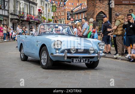 Villaggio di Lymm, Cheshire, Inghilterra   23 giugno 2024   il villaggio di Lymm aveva la sua cavalcata annuale di veicoli storici che percorrevano le sue strade. Il Drive si concluse nel May Queen Field, aperto al pubblico. Oltre 450 auto d'epoca, tra cui veicoli militari come carri armati e jeep, veicoli americani e motociclette erano in mostra. Crediti: John Hopkins/Alamy Live News Foto Stock