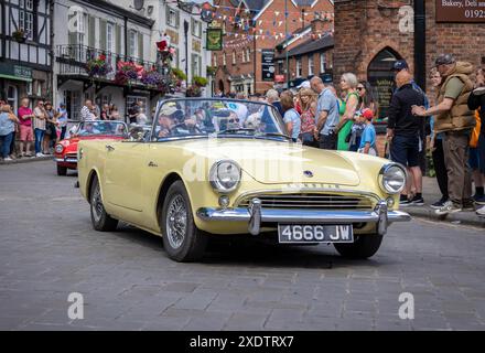 Villaggio di Lymm, Cheshire, Inghilterra   23 giugno 2024   il villaggio di Lymm aveva la sua cavalcata annuale di veicoli storici che percorrevano le sue strade. Il Drive si concluse nel May Queen Field, aperto al pubblico. Oltre 450 auto d'epoca, tra cui veicoli militari come carri armati e jeep, veicoli americani e motociclette erano in mostra. Crediti: John Hopkins/Alamy Live News Foto Stock