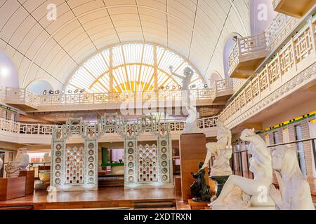 ROUBAIX, FRANCIA, 14 GIUGNO 2024 : interni decori Art Deco e sculture della piscina olimpica la piscine, costruita nel 1927 dai Lille archi Foto Stock