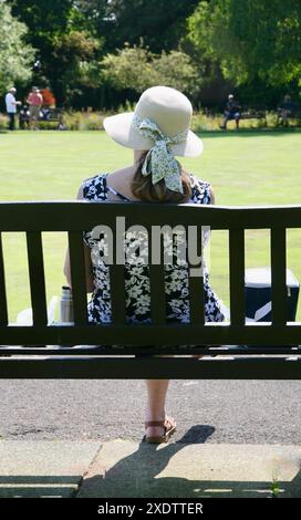 Una signora che si gode il sole a Lowther Park, Lytham St Annes, Lancashire Regno Unito Foto Stock