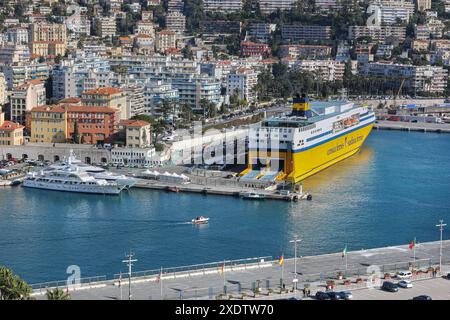 Bene, Francia. 23 giugno 2024: Vista di Port Lympia nella città vecchia con yacht e un traghetto Corsica Ferries. Il Consiglio di Stato, la suprema giurisdizione amministrativa, ha emesso un verdetto che escludeva definitivamente la natura giuridica del pilotaggio marittimo come "un canone per i servizi resi", a seguito di una richiesta di Corsica Ferries di annullare un decreto relativo ai costi di una stazione pilota in Corsica. La compensazione dei piloti è sempre stata controversa in molti porti di tutto il mondo. Crediti: Kevin Izorce/Alamy Live News Foto Stock