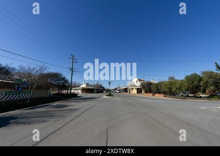 Lockhart, nuovo Galles del Sud, Australia, 22 giugno 2024. Guardando lungo la strada principale di Lockhart Foto Stock