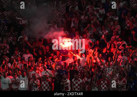 Lipsia, Germania. 24 giugno 2024. I tifosi croati con i bengals durante la partita di UEFA Euro 2024 tra Croazia e Italia, gruppo B, data 3, giocata al Red Bull Arena Stadium il 24 giugno 2024 a Lipsia, Germania. (Foto di Bagu Blanco/PRESSINPHOTO) credito: PRESSINPHOTO SPORTS AGENCY/Alamy Live News Foto Stock