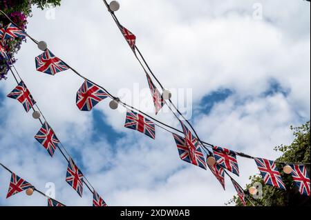 Bandiere britanniche contro il cielo Foto Stock