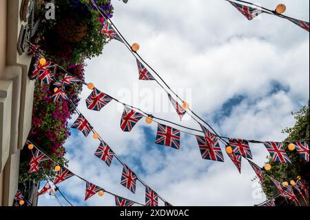 Union Jack batte le bandiere contro il cielo Foto Stock
