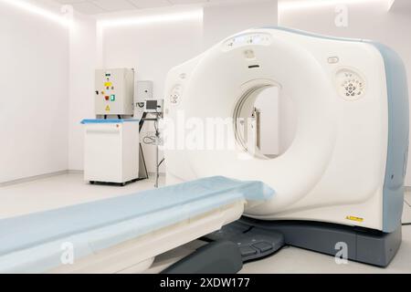 Macchina per TC o RM medica in clinica diagnostica Foto Stock
