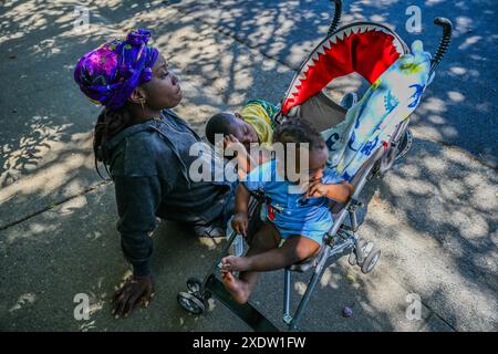 Sacramento, ca. 20 maggio 2024. Brittany Anderson, 36 anni, riposa su un marciapiede con i figli Britannia, 5 anni, e Brandon, 9 mesi, il 20 maggio, 2024. viveva in un appartamento sovraffollato e la proprietaria aveva diversi cani e non sapeva per quanto tempo poteva rimanere lì. Suo figlio Britain era stato espulso da scuola per troppi giorni dispersi. "Potrebbe essere dannoso per le persone che non hanno una buona mentalità", ha detto riguardo all'essere senzatetto. 'Specialmente quelli che hanno la depressione post-partum ''" può richiedere un tributo davvero grande su di noi. (Credit Image: © Renée C. Byer/ZUMA Press Wire) USO EDITORIALE Foto Stock