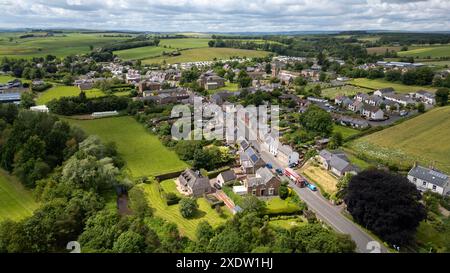 Vista aerea con drone della città di Greenlaw, Scottish Borders. Scozia, Regno Unito Foto Stock