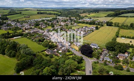 Vista aerea con drone della città di Greenlaw, Scottish Borders. Scozia, Regno Unito Foto Stock