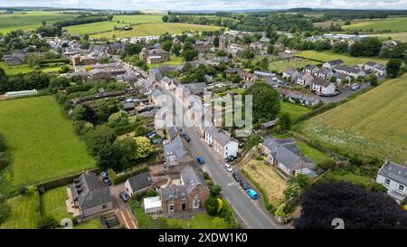 Vista aerea con drone della città di Greenlaw, Scottish Borders. Scozia, Regno Unito Foto Stock