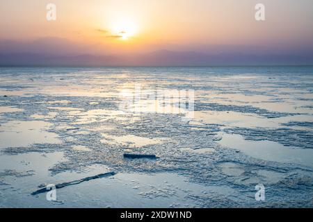 Tramonto sulla superficie del lago salato etiope del Karum, deserto della depressione del Danakil, regione di Afar, Etiopia Foto Stock