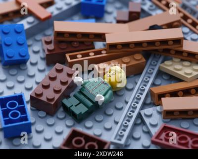 Tambov, Federazione Russa - 21 giugno 2024 Una pila di pezzi Lego con un minifico su una piastra di base grigia. Primo piano. Foto Stock