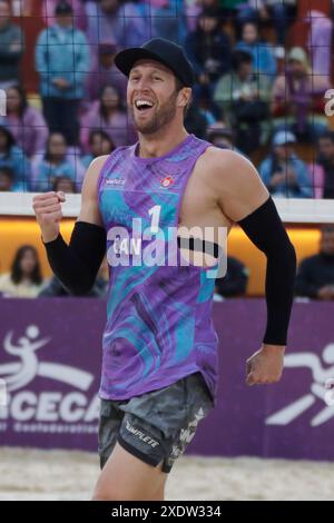 Tlaxcala, Messico. 23 giugno 2024. Samuel Schachter #1 del Team Canada festeggia dopo aver segnato contro il Team Mexico durante la finale maschile del Torneo di qualificazione Olimpica di Beach volley Norceca 2024 . La squadra Canada sconfigge la squadra Messico 2 set a 0. Crediti: Eyepix Group/Alamy Live News Foto Stock