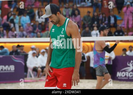 Tlaxcala, Messico. 23 giugno 2024. Juan Virgen #2 del Team Mexico reagisce contro il Team Canada durante la finale maschile del Torneo di qualificazione olimpica di Beach volley 2024 di Norceca. La squadra Canada sconfigge la squadra Messico 2 set a 0. Crediti: Eyepix Group/Alamy Live News Foto Stock