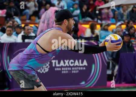 Tlaxcala, Ciudad de Mexico, Messico. 23 giugno 2024. Samuel Schachter n. 1 del Team Canada gareggia contro il Team Mexico durante la finale maschile del Torneo di qualificazione olimpica di Beach volley Norceca 2024 . La squadra Canada sconfigge la squadra Messico 2 set a 0. (Credit Image: © Essene Hernandez/eyepix via ZUMA Press Wire) SOLO PER USO EDITORIALE! Non per USO commerciale! Foto Stock