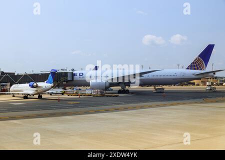 14 GIUGNO 2024 NEWARK NJ USA. Boeing 787-10 Dreamliner aerei operati da United Airlines UA presso l'aeroporto internazionale di Newark Liberty EWR nel New Jersey, Stati Uniti Foto Stock