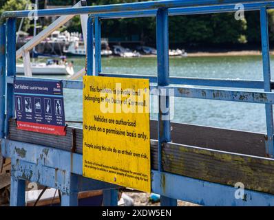 Cartello informativo del Ducato di Cornovaglia su una piastra di metallo gialla di fronte a un lungomare, con istruzioni e avvertenze. Dittisham Devon Regno Unito Foto Stock