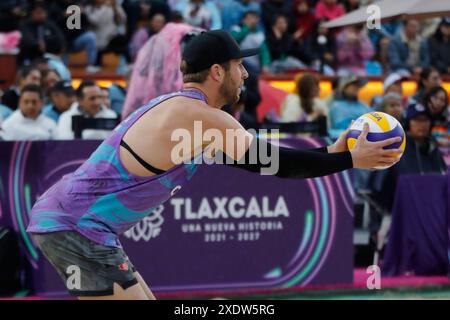 Tlaxcala, Messico. 23 giugno 2024. Samuel Schachter n. 1 del Team Canada gareggia contro il Team Mexico durante la finale maschile del Torneo di qualificazione olimpica di Beach volley Norceca 2024 . La squadra Canada sconfigge la squadra Messico 2 set a 0. Crediti: SIPA USA/Alamy Live News Foto Stock