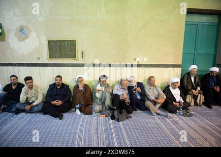 Teheran, Iran. 24 giugno 2024. I chierici e il popolo iraniano partecipano a una riunione dei chierici che sostengono il candidato riformista Masoud Pezeshkian alle elezioni presidenziali iraniane del giugno 28 nella casa di Ruhollah Khomeini, il fondatore della Repubblica islamica dell'Iran, a Jamaran Hussainiya, Teheran, Iran, il 24 giugno, 2024. (foto di Sobhan Farajvan/Pacific Press) credito: Pacific Press Media Production Corp./Alamy Live News Foto Stock