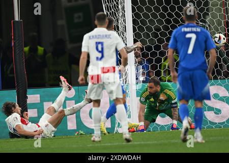 Lipsia, Germania. 24 giugno 2024. Luka Modric (Croazia) Gianluigi Donnarumma (Italia) festeggia dopo aver segnato il primo gol della sua squadra durante la partita UEFA Euro Germania 2024 tra Croazia 1-1 Italia allo Stadio di Lipsia il 24 giugno 2024 a Lipsia, Germania. Crediti: Maurizio Borsari/AFLO/Alamy Live News crediti: Aflo Co.. Ltd./Alamy Live News Foto Stock