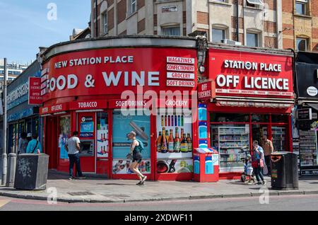 New Station Place Food & Wine Corner shop dipinto di rosso, angolo di Blackstock Road, Finsbury Park, N.4 Londra Foto Stock