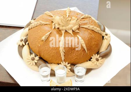 matrimonio, celebrazione, festa, pane tradizionale, saluto, sposi novelli, eventi, consumo, pane, sale e vodka, Foto Stock