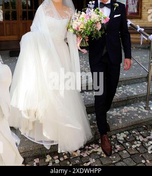 Coppia di nozze, sposo e romantico felice, coppia di nozze, sposo romantico felice e sposo innamorato, anniversario, sposa, sposa, coppia, abito, Foto Stock