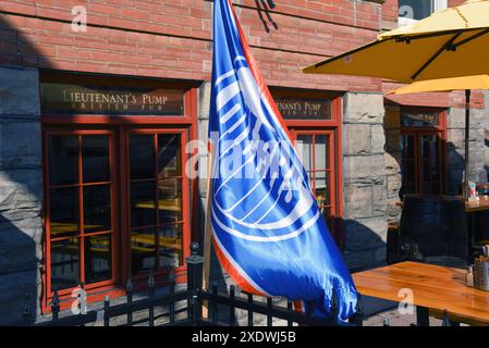 Ottawa, Canada - 24 giugno 2024: La bandiera degli Edmonton Oilers è esposta al Lieutenants Pump in preparazione della gara 7 della finale della Stanley Cup che si disputerà quella sera. Edmonton è tornato da uno svantaggio di 0-3 per pareggiare la partita e giocare ai Florida Panthers per la Coppa di stasera. Foto Stock