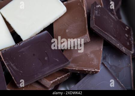 mescolate diversi tipi di cioccolato, bianco, amaro e cioccolato al latte Foto Stock