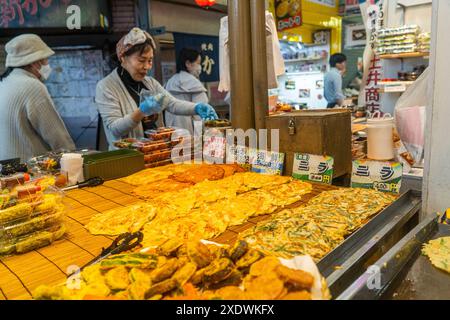 Osaka Giappone - città della Corea a Tsuruashi, ristoranti e negozi coreani. Foto Stock