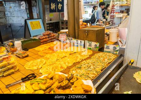 Osaka Giappone - città della Corea a Tsuruashi, ristoranti e negozi coreani. Foto Stock
