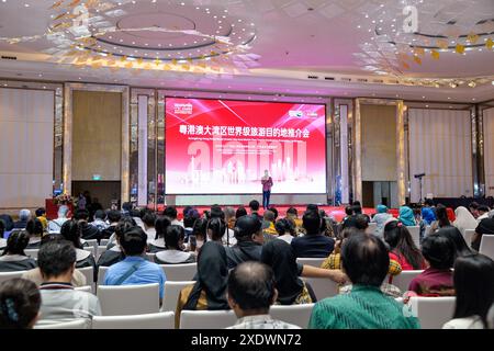 Giacarta, Indonesia. 24 giugno 2024. Un evento di promozione turistica della Greater Bay area Guangdong-Hong Kong-Macao si tiene a Giacarta, Indonesia, il 24 giugno 2024. All'evento hanno partecipato più di 200 persone, tra cui rappresentanti delle istituzioni culturali e turistiche della provincia cinese del Guangdong, rappresentanti dell'industria culturale e turistica indonesiana e media provenienti da Cina e Indonesia. Crediti: Xu Qin/Xinhua/Alamy Live News Foto Stock