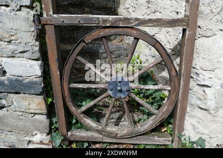 Antica ruota per carri utilizzata come cancello decorativo Foto Stock