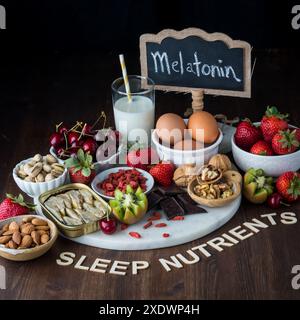 Una varietà di alimenti ad alto contenuto di melatonina per un sonno sano. Foto Stock