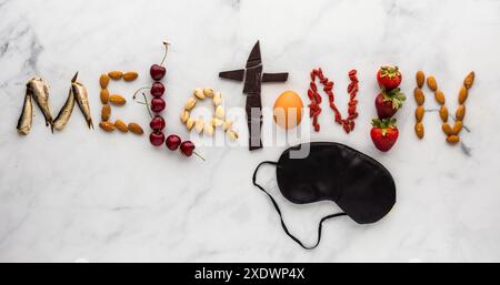 La parola melatonina si pronuncia con cibi ricchi di melatonina per un buon sonno. Foto Stock