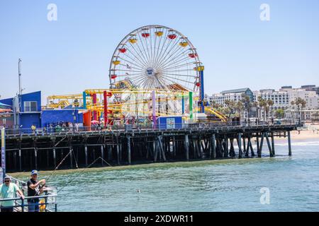 Los Angeles, Stati Uniti. 24 giugno 2024. Le persone si godono l'estate nordamericana a Santa Monica Beach and Pier a Los Angeles, California negli Stati Uniti, 24 giugno 2024 credito: Brazil Photo Press/Alamy Live News Foto Stock