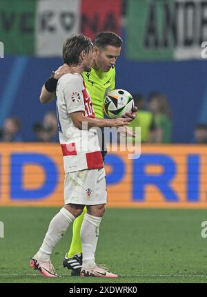 Lipsia, Germania. 24 giugno 2024. Luka Modric (L) della Croazia parla con l'arbitro Danny Makkelie durante la partita UEFA Euro 2024 di gruppo B tra Croazia e Italia a Lipsia, Germania, 24 giugno 2024. Crediti: Ren Pengfei/Xinhua/Alamy Live News Foto Stock