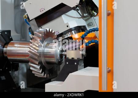 Primo piano della rettificatrice CNC industriale. Messa a fuoco selettiva. Foto Stock