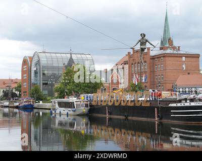 Bydgoszcz. 24 giugno 2024. Questa foto scattata il 24 giugno 2024 mostra il paesaggio del fiume Brda a Bydgoszcz, Polonia. Oltre 200 esperti, scienziati e imprenditori a livello mondiale si sono riuniti lunedì per la Conferenza mondiale dei canali 2024 nella città portuale interna di Bydgoszcz, nella Polonia settentrionale. Crediti: Xia Yuanyi/Xinhua/Alamy Live News Foto Stock