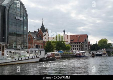 Bydgoszcz. 24 giugno 2024. Questa foto scattata il 24 giugno 2024 mostra il paesaggio del fiume Brda a Bydgoszcz, Polonia. Oltre 200 esperti, scienziati e imprenditori a livello mondiale si sono riuniti lunedì per la Conferenza mondiale dei canali 2024 nella città portuale interna di Bydgoszcz, nella Polonia settentrionale. Crediti: Xia Yuanyi/Xinhua/Alamy Live News Foto Stock