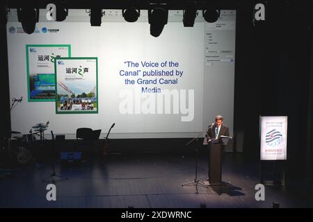 Bydgoszcz, Polonia. 24 giugno 2024. Wang Huijun, vice segretario generale dell'Organizzazione mondiale per la cooperazione tra le città dei canali storici e culturali, parla alla Conferenza mondiale dei canali 2024 a Bydgoszcz, Polonia, 24 giugno 2024. Oltre 200 esperti, scienziati e imprenditori a livello mondiale si sono riuniti lunedì per la Conferenza mondiale dei canali 2024 nella città portuale interna di Bydgoszcz, nella Polonia settentrionale. Crediti: Xia Yuanyi/Xinhua/Alamy Live News Foto Stock