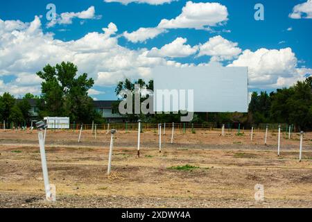 Empty Drive in Movie Theater in un giorno di sole d'estate Foto Stock