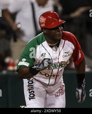 Ronnier Mustelier de Mexico pega de Hit para llegar a primera base , durante el segundo partido semifinale de la serie del Caribe en el nuevo Estadio de los Tomateros en Culiacan, Messico, Lunes 6 febbraio 2017. (Foto / Luis Gutierrez) Foto Stock