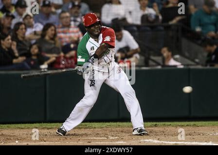 Ronnier Mustelier de Mexico pega de Hit para llegar a primera base , durante el segundo partido semifinale de la serie del Caribe en el nuevo Estadio de los Tomateros en Culiacan, Messico, Lunes 6 Feb 2017.(foto / Luis Gutierrez) Foto Stock