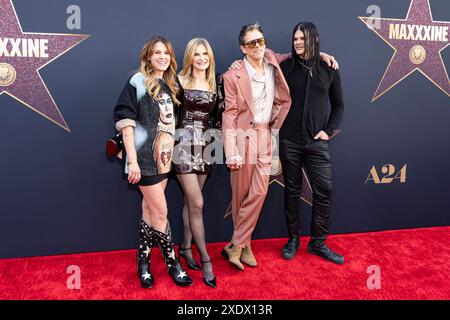 Hollywood, Stati Uniti. 24 giugno 2024. Sosie Bacon, Kyra Sedgwick, Kevin Bacon e Travis Bacon assistono agli arrivi del "MAXXXINE" dell'A24 al TCL Chinese Theatre di Hollywood, CALIFORNIA, il 24 giugno 2024. (Foto di Corine Solberg/SipaUSA) credito: SIPA USA/Alamy Live News Foto Stock